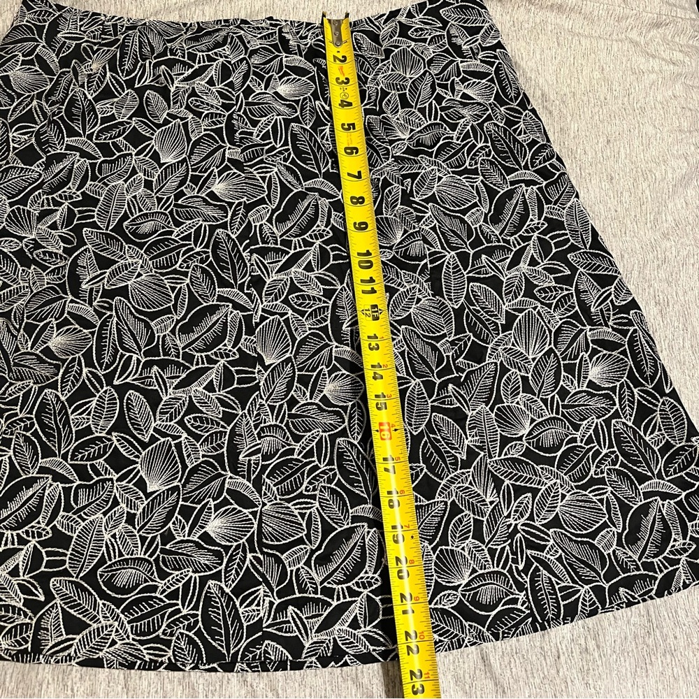 Talbots Black/White A-Line Knee-Length Skirt Floral Leaf Design -Women’s Size 16 - Picture 8 of 8
